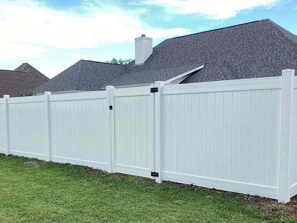 Photo of a vinyl privacy fence in Houma, Louisiana